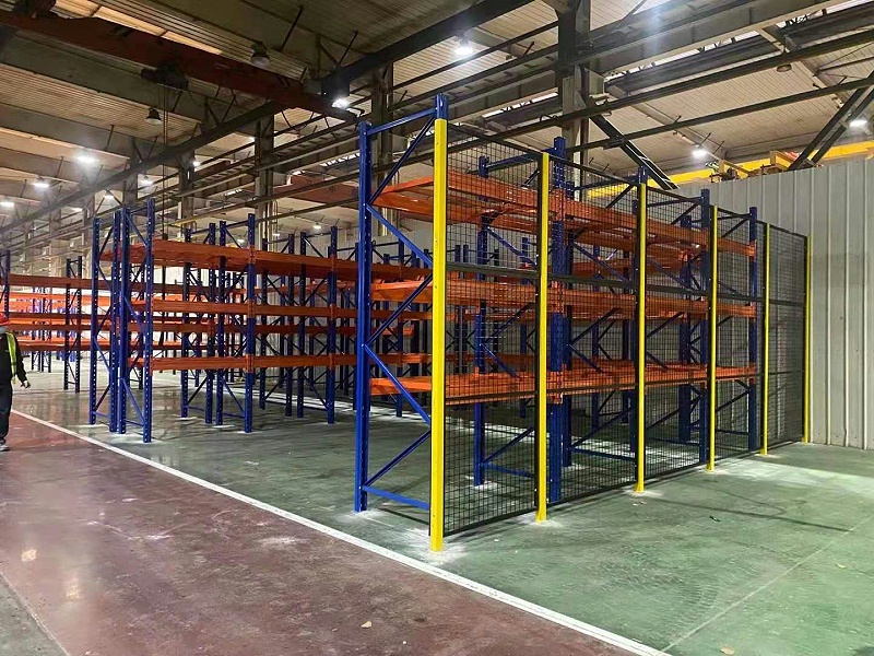 重型橫梁（liáng）式貨架（jià）安裝（zhuāng）現場